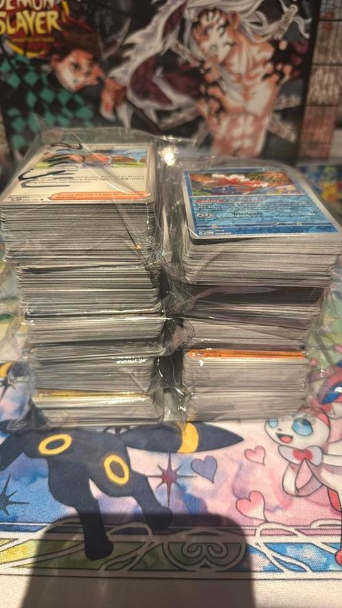 Mega Bulk Pokemon Prismatic Evolutions, Hobby en Vrije tijd, Verzamelkaartspellen | Pokémon, Zo goed als nieuw, Ophalen
