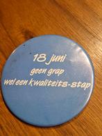 B 040 Blauwe Button - 18 juni, Verzamelen, Ophalen of Verzenden