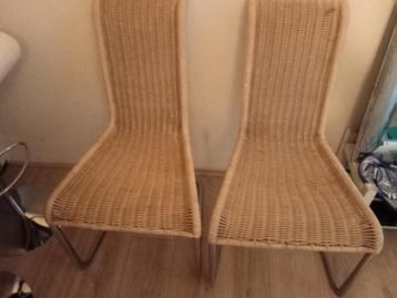 Twee rieten stoelen met metalen poten beschikbaar voor biedingen