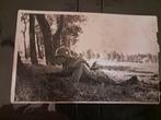 Soldaat met K98 onder Bomen - Fotokaart, Verzamelen, Militaria | Tweede Wereldoorlog, Ophalen of Verzenden