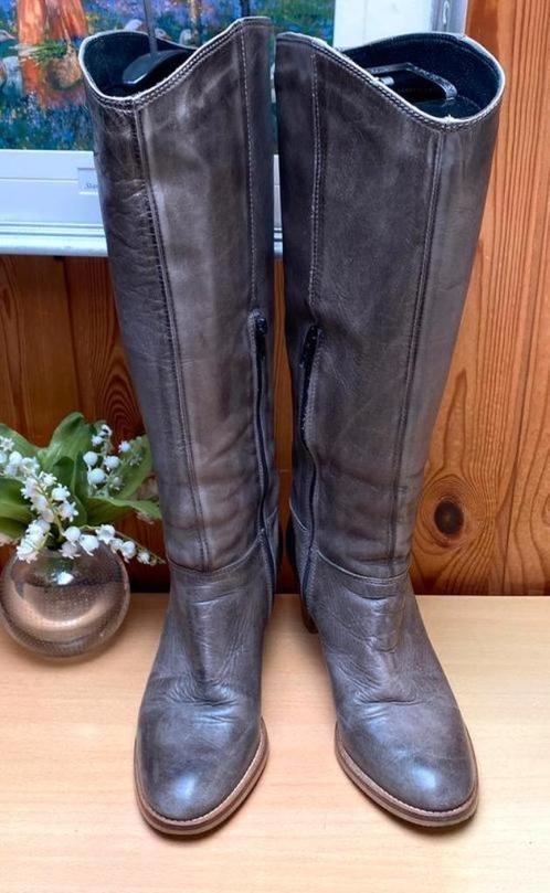 Taupe kleur laarzen maat 37 [DM], Kleding | Dames, Schoenen, Zo goed als nieuw, Hoge laarzen, Overige kleuren, Ophalen of Verzenden