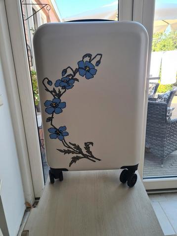 Klein Koffertje met Bloemen beschikbaar voor biedingen