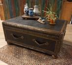 Robuuste salontafel met lade. Imitatie krokodillen.Vintage., Huis en Inrichting, Ophalen, Overige materialen, 100 tot 150 cm, Zo goed als nieuw
