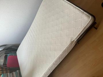 Logeerbed (Opklapbaar) met nieuw matras en dekbedovertrek beschikbaar voor biedingen