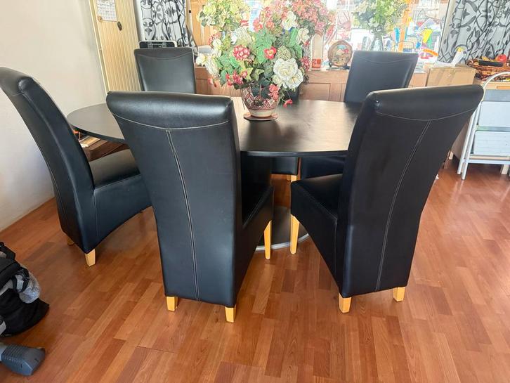 Ovale eettafel met 6 zwarte stoelen, Huis en Inrichting, Complete eetkamers, Gebruikt, 4 tot 6 stoelen, Ophalen of Verzenden