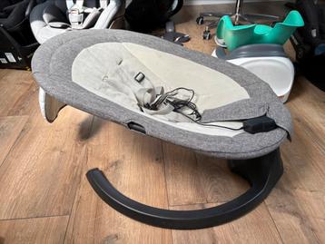 Babyswing met diverse standen & geluiden – baby relaxstoel beschikbaar voor biedingen
