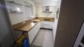 Moderne Hoekkeuken met Houten Blad.  MOET SNEL WEG beschikbaar voor biedingen