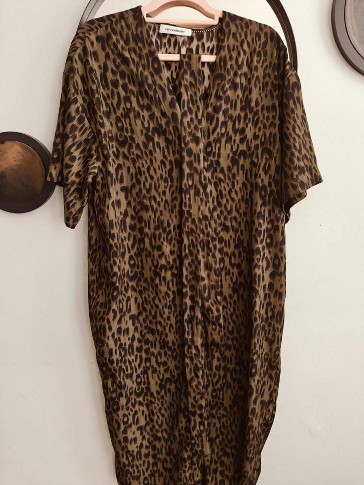 Co' Couture Jurk donkerolijfgroene Panter print maat M, Kleding | Dames, Jurken, Zo goed als nieuw, Maat 38/40 (M), Groen, Onder de knie