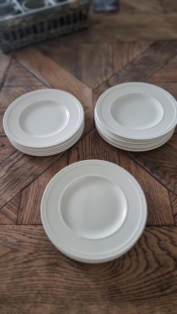 Wedgwood Windsor gebaksbordjes met ribbel of glad met parel beschikbaar voor biedingen