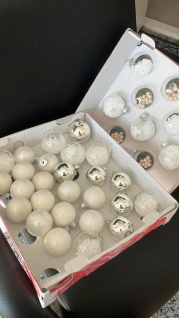 Kerstballen wit /zilver beschikbaar voor biedingen
