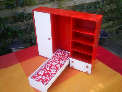 Vintage Barbie meubel bed en kast, jaren 70., Verzamelen, Poppen, Gebruikt, Accessoires, Verzenden