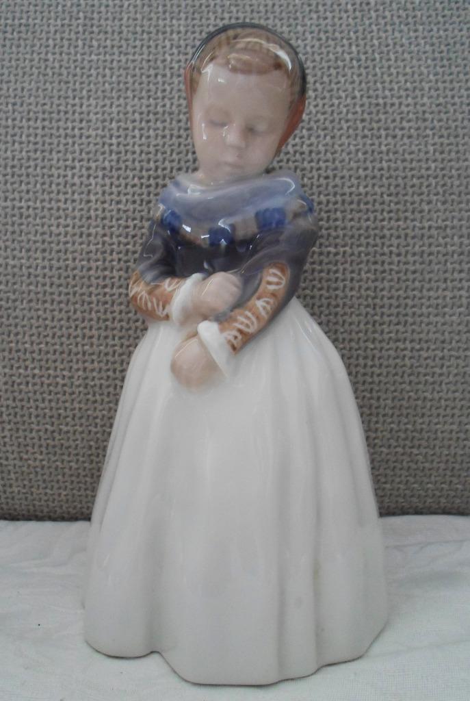 Porseleinen beeld Royal Copenhagen. "Amager Girl Standing", Verzamelen, Beelden en Beeldjes, Zo goed als nieuw, Mens, Ophalen of Verzenden