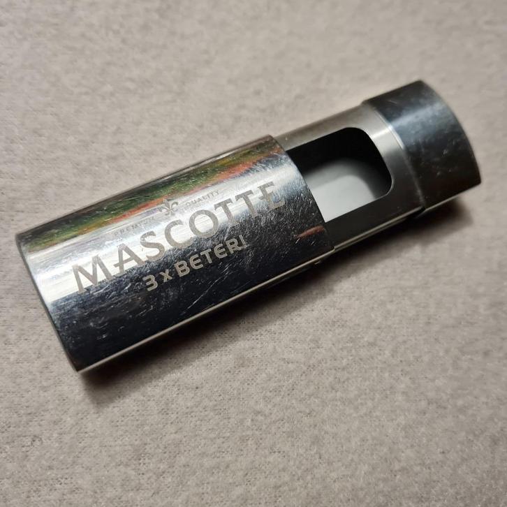 Mascotte vloei . Fraai metalen zakasbakje . Erg handig ., Verzamelen, Rookartikelen, Aanstekers en Luciferdoosjes, Gebruikt, Asbak