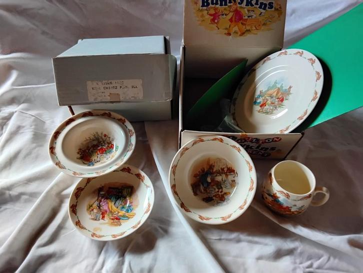 BUNNYSKINS 3/2 st Engl,+GOLD.JULEE1984 ROXAL DOULTON LTD1936, Antiek en Kunst, Antiek | Servies compleet, Ophalen of Verzenden