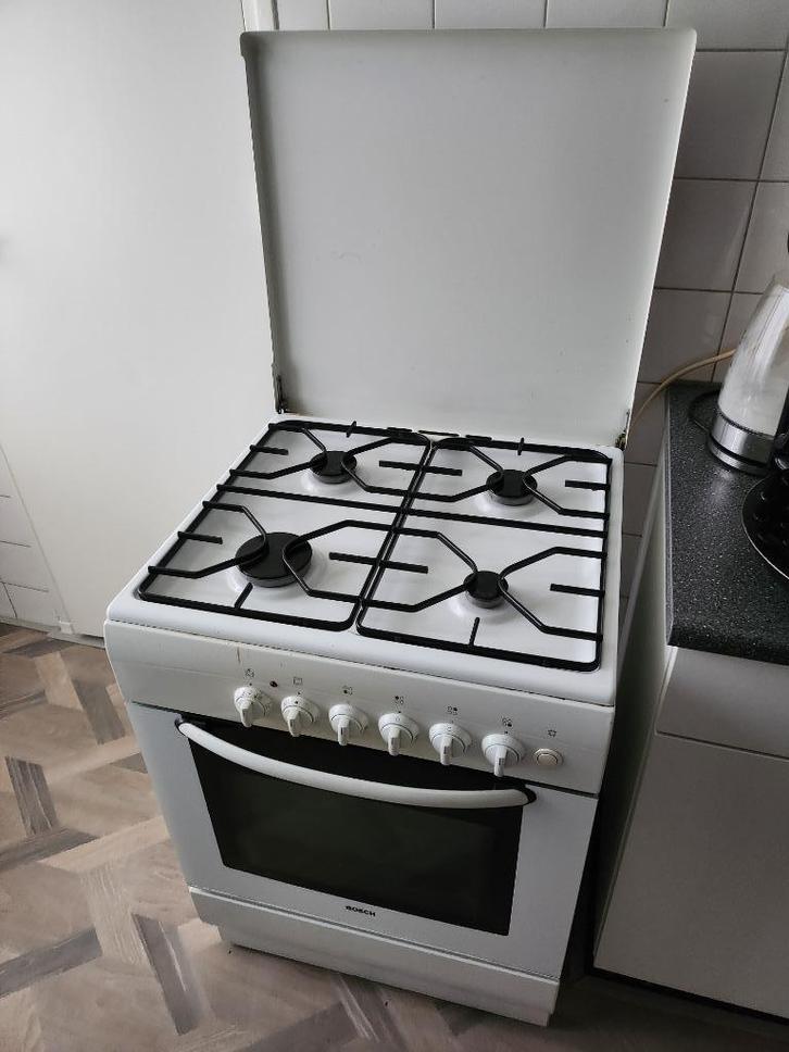 Bosch gasfornuis met oven., Witgoed en Apparatuur, Fornuizen, Gebruikt, Vrijstaand, Gas, 4 kookzones, Ophalen