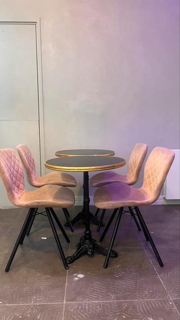2 zwarte bistrotafels met goud randje (ook los te koop)
