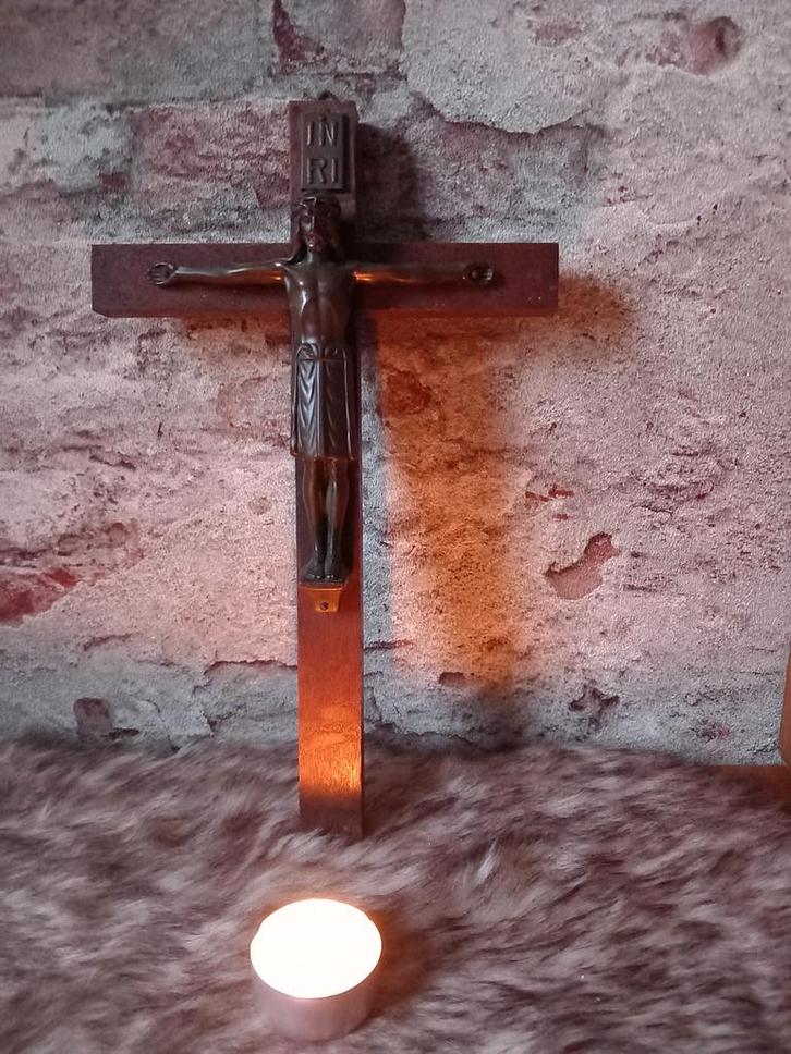 Antieke brocante kruisbeeld crucifix Hoogte is 27 cm, Antiek en Kunst, Antiek | Religie, Ophalen of Verzenden