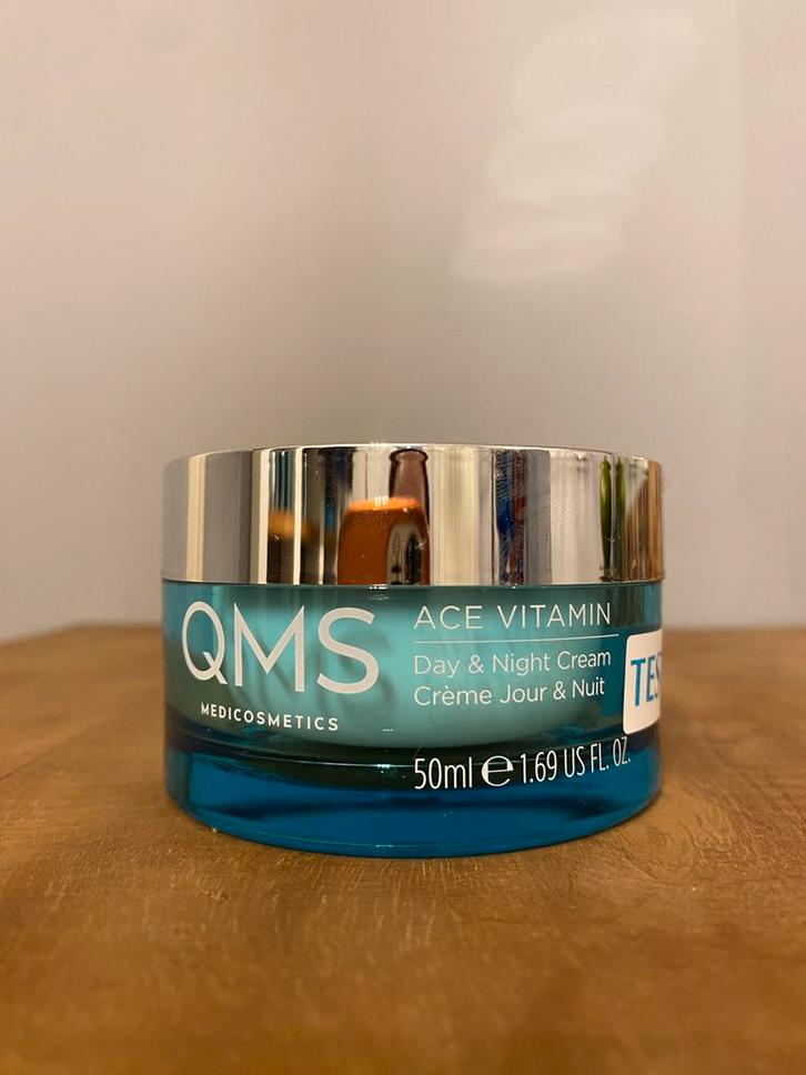 QMS ACE Vitamin Day & Night Cream — 50 ml tester, Sieraden, Tassen en Uiterlijk, Uiterlijk | Gezichtsverzorging, Zo goed als nieuw