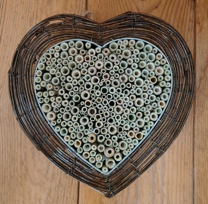 Nieuw insectenhotel, bijenhotel. Hartvorm Metaal met wilg.., Tuin en Terras, Tuinwanddecoratie, Nieuw, Ophalen of Verzenden