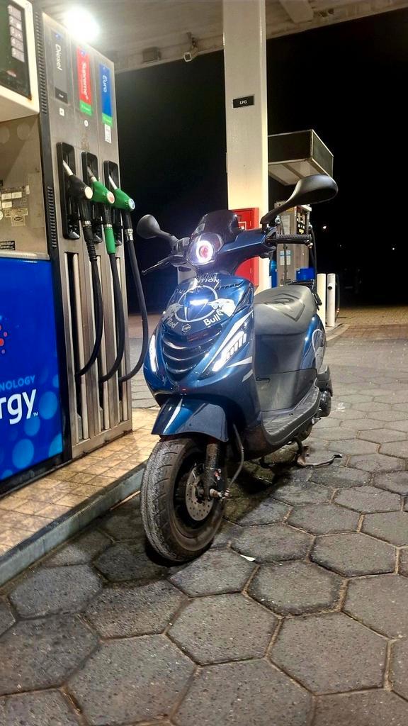 Zip 50cc 4takt 2021, Fietsen en Brommers, Scooters | Piaggio, Zo goed als nieuw, Zip, Benzine, Ophalen