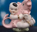 Chinees kind met koikarper. Porselein. Handpainted.  13 cm., Ophalen