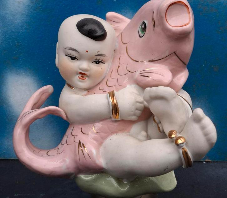 Chinees kind met koikarper. Porselein. Handpainted.  13 cm., Antiek en Kunst, Curiosa en Brocante, Ophalen