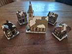 4 huisjes en kerk kerstdorp, Diversen, Kerst, Ophalen of Verzenden