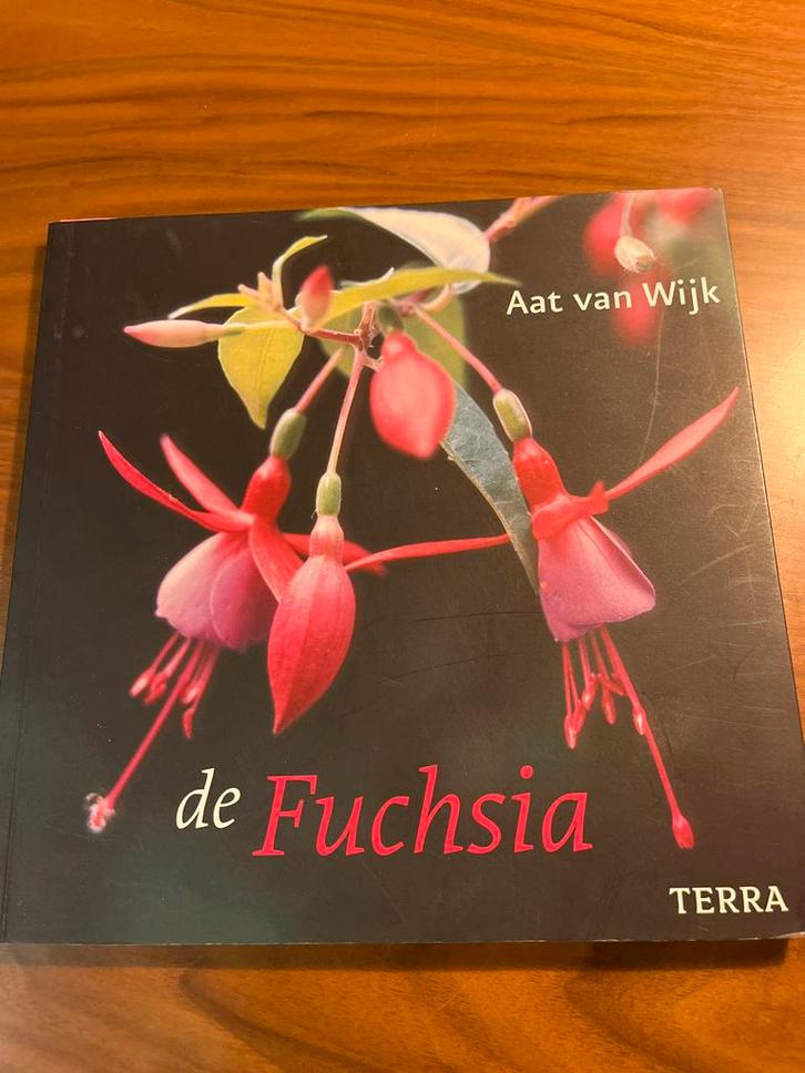 De Fuchsia - Aat van Wijk, Boeken, Natuur, Zo goed als nieuw, Bloemen, Planten en Bomen, Ophalen of Verzenden