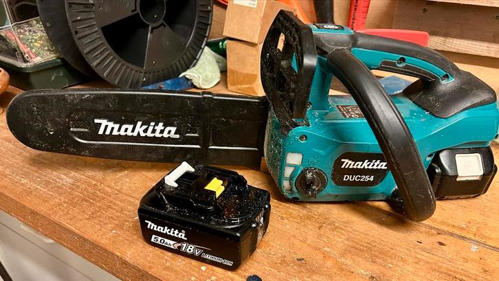 Makita DUC254 Accu Kettingzaag - Zo goed als nieuw!, Tuin en Terras, Handzagen, Zo goed als nieuw, Takkenzaag, Ophalen of Verzenden