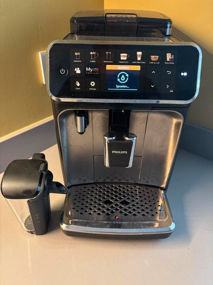 Philips 5400 LatteGo Volautomatische Koffiemachine, Witgoed en Apparatuur, Koffiezetapparaten, Gebruikt, Koffiebonen, Koffiemachine