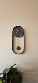 Grijze Karlsson klok met pendule slinger, Ophalen of Verzenden, Zo goed als nieuw, Wandklok