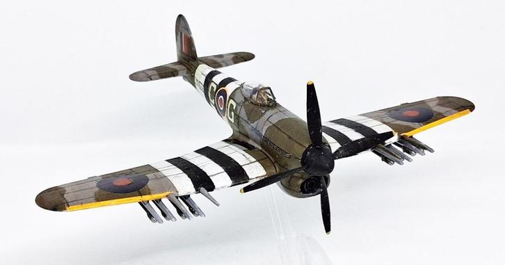 1/72 Hawker Typhoon Mk. IB inclusief standaard, Hobby en Vrije tijd, Modelbouw | Vliegtuigen en Helikopters, Nieuw, Vliegtuig