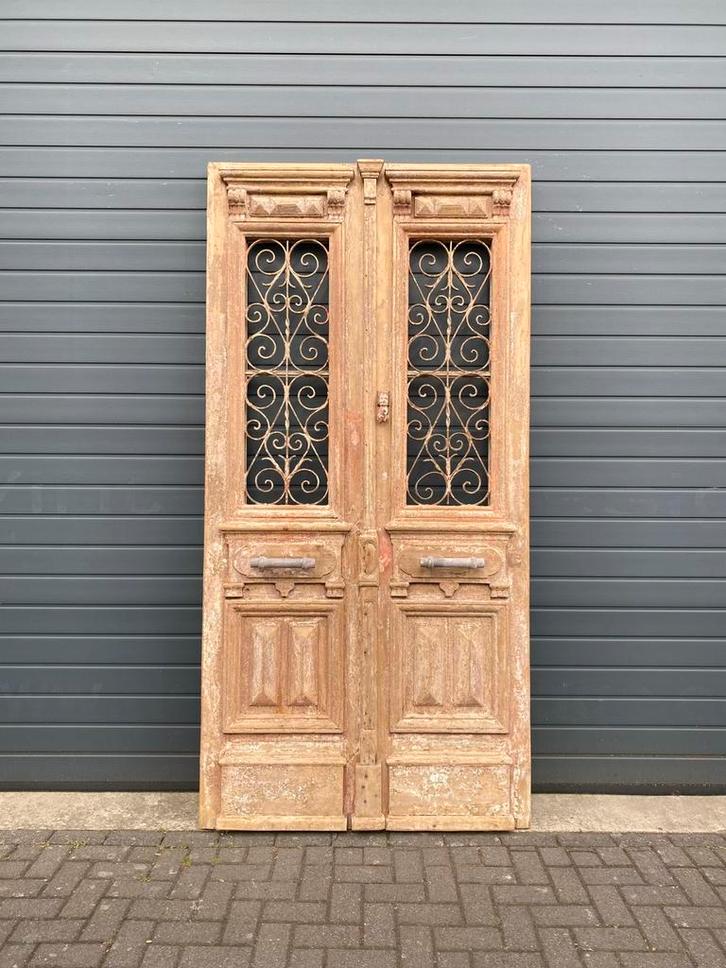 Grote antieke dubbele deur met smeedijzer, Huis en Inrichting, Woonaccessoires | Overige, Gebruikt, Ophalen of Verzenden