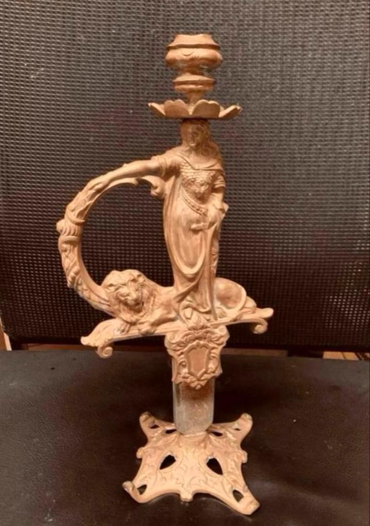 Kandelaar oude bronzen koperen zwaard kandelaar., Antiek en Kunst, Antiek | Kandelaars, Ophalen of Verzenden