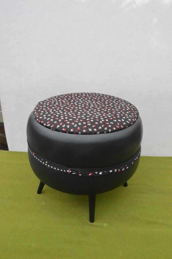 Vintage poef/ naaimand uit jaren 60 van skai leer kunststof, Huis en Inrichting, Banken | Voetenbanken en Poefen, Gebruikt, Minder dan 50 cm