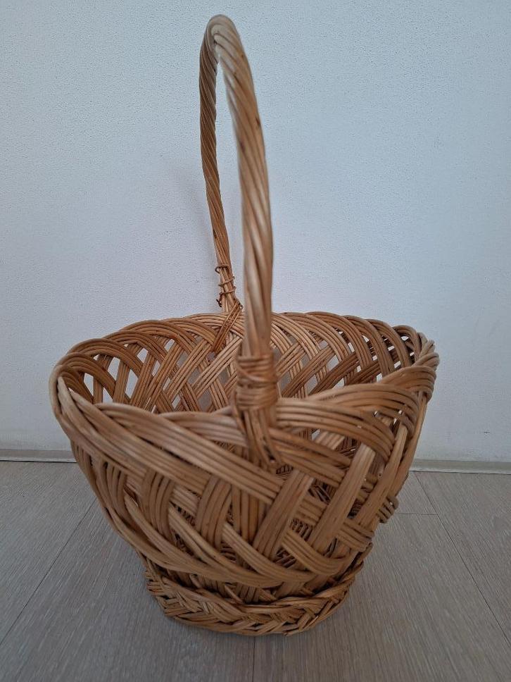 Ronde, rieten mand met hengsel, Diameter 30 cm, Huis en Inrichting, Woonaccessoires | Schalen en Manden, Zo goed als nieuw, Mand