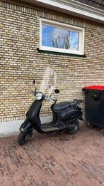 Zwarte scooter, Fietsen en Brommers, Ophalen, Gebruikt, Benzine, Maximaal 25 km/u