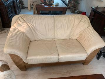 2 stuks banken wit/ crème kleurige Lederen Bekleding. beschikbaar voor biedingen