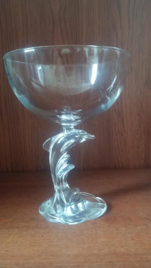 Prachtige glazen bokaal met een Dolfijn als voet., Antiek en Kunst, Antiek | Glas en Kristal, Ophalen of Verzenden