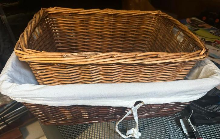 Mooie rieten mand met stoffen voering, Huis en Inrichting, Woonaccessoires | Kisten, Gebruikt, Minder dan 50 cm, Overige houtsoorten