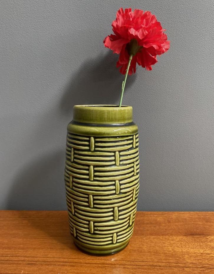 60 jaren D 38 Alfred Klein groen vaasje in mand reliëf, Huis en Inrichting, Woonaccessoires | Vazen, Gebruikt, Groen, Minder dan 50 cm