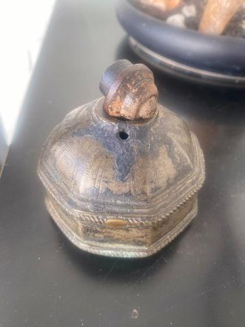 Oud inktpotje beschikbaar voor biedingen