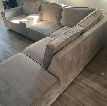 1 jaar oude lounge bank beschikbaar voor biedingen