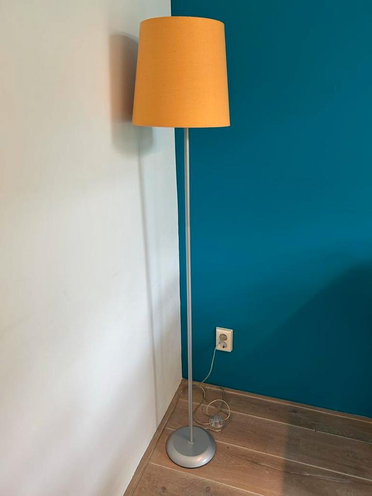 Okergele Staande Lamp + Tafellamp, Huis en Inrichting, Lampen | Vloerlampen, Zo goed als nieuw, 150 tot 200 cm, Metaal, Ophalen