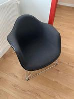 Vitra Eames plastic RE LAR armchair, Huis en Inrichting, Stoelen, Ophalen, Zo goed als nieuw, Zwart, Eén