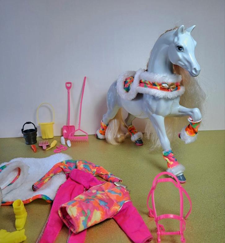 Mattel Barbie Ski Fun paard, kleding en verzorgingset 1991, Verzamelen, Poppen, Zo goed als nieuw, Fashion Doll, Ophalen of Verzenden