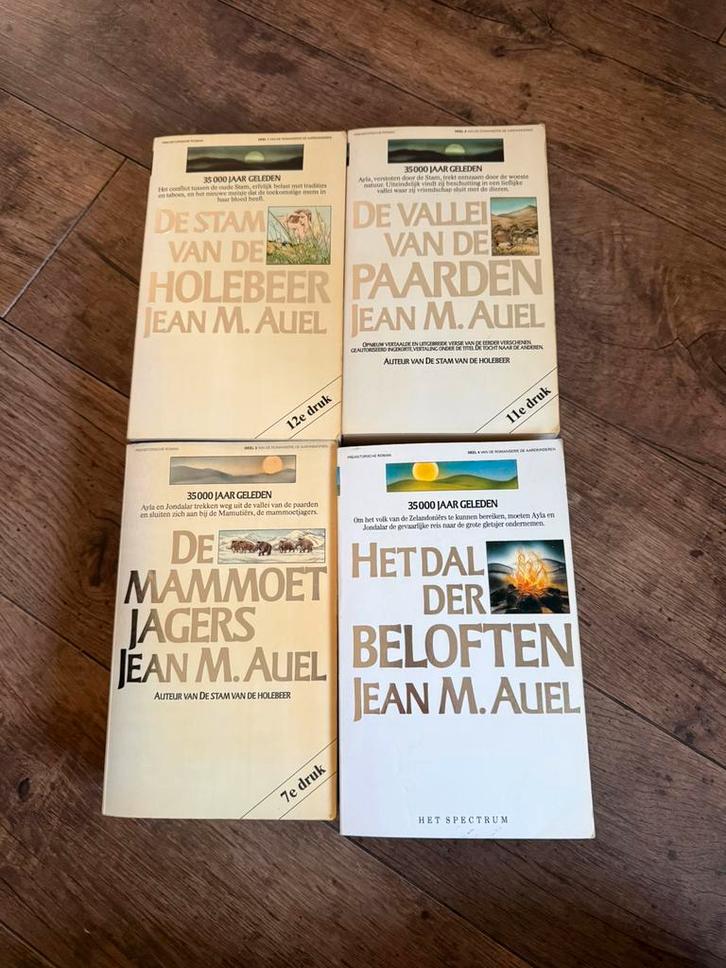 Jean M. Auel - De Aardkinderen serie 1 tm 4, Boeken, Literatuur, Gelezen, Ophalen of Verzenden