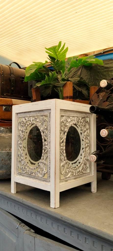 Mooie grote brocante witte windlicht kandelaar, Huis en Inrichting, Woonaccessoires | Kandelaars en Kaarsen, Zo goed als nieuw