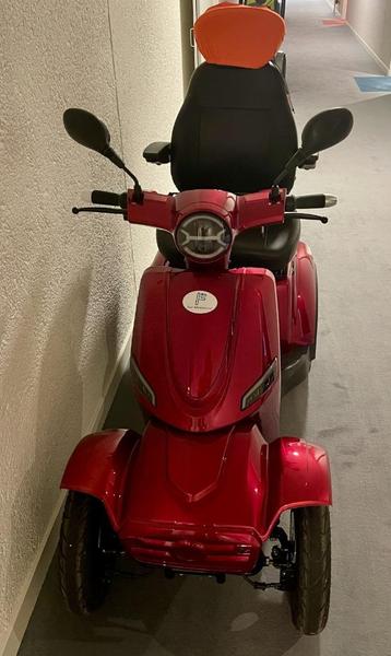 scootmobiel rood -For motion on Four NIEUWSTAAT beschikbaar voor biedingen