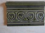 een antieke randtegel in relief., Ophalen of Verzenden